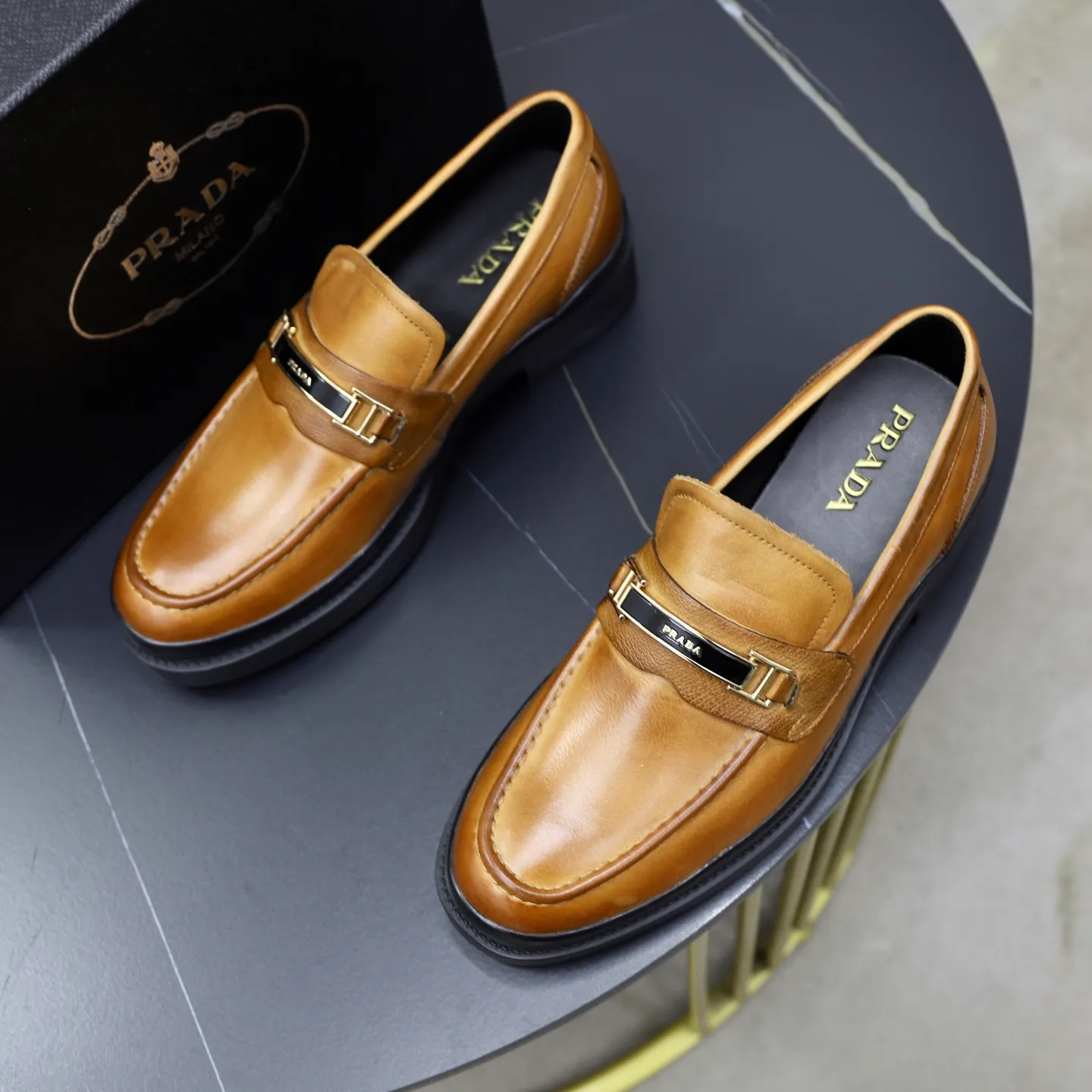 Men's shoes: 540💰🙅‍♂️🙅‍♂️🙅‍♂️ Brand: PRADA Standard code: Men's code 38-44 (45 can be customized) Grade: Same style as the official website Original order quality Material: Original cowhide surface Comfortable sheepskin lining Original outsole Style category: Men's fashionable casual leather shoes Distinguished big-name luxury elements Top luxury Color: actual picture color